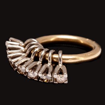 RING, 2 st, 18k, 7 diamanter, ca 1.10ct. Design Pia Artling för Sandberg. Vikt ca 19g.