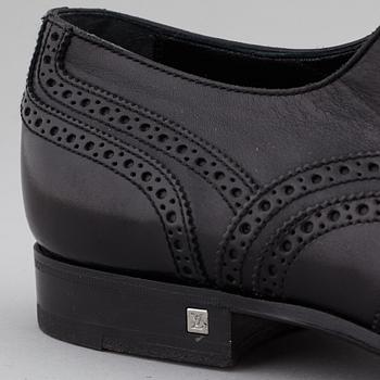 LOUIS VUITTON, a pair of black leather brogues, size 9½.