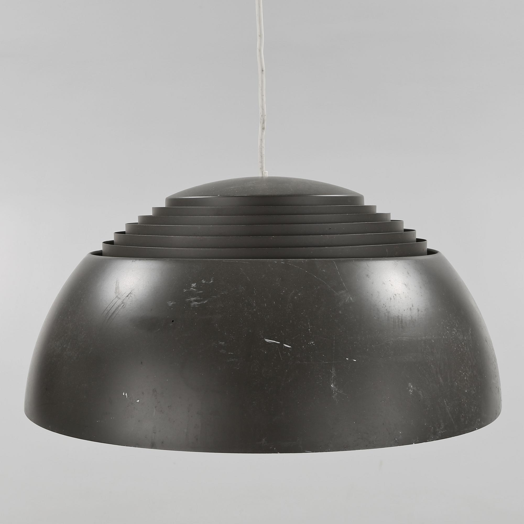 TAKLAMPA, "AJ Pendel", Arne Jacobsen för Louis Poulsen, 1900-talets andra hälft. Höjd ca 25 cm.