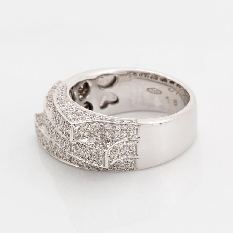 Ring, med briljantslipade diamanter.
