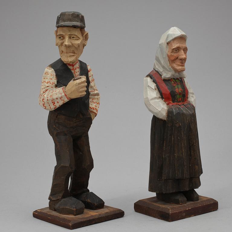 FIGURER, 2 st, trä, Signerad Klas Andersson Bjursås, 1900-talets andra hälft.