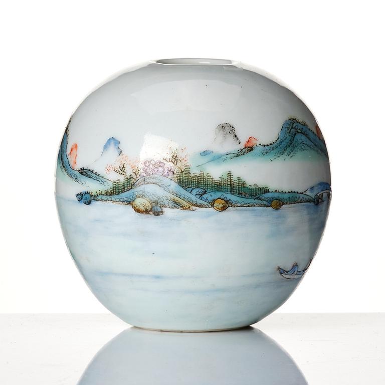 A Chinese enamelled vase, first part of the 20th century.