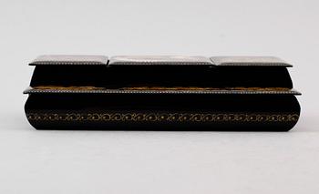 ASK MED LOCK, trä och lack, sannolikt Ryssland, sent 1900-tal.