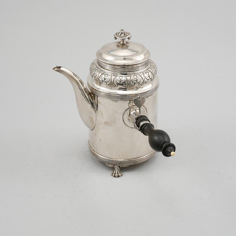 KAFFEKANNA, silver, Olof Hellbom, Stockholm, 1806. Total vikt 866 g.