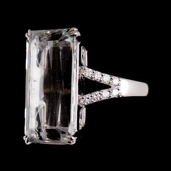 RING, 18 k vitguld, med akvamarin 16.95 ct samt briljantslipade diamanter.