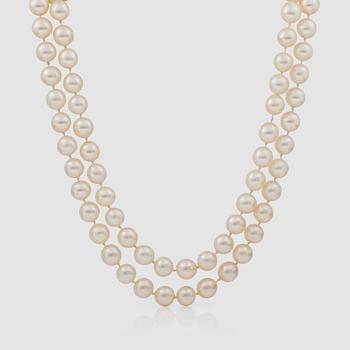 A 2-strand cultured pearl necklace. Pearls circa 8.2 - 8.4 mm in diameter.