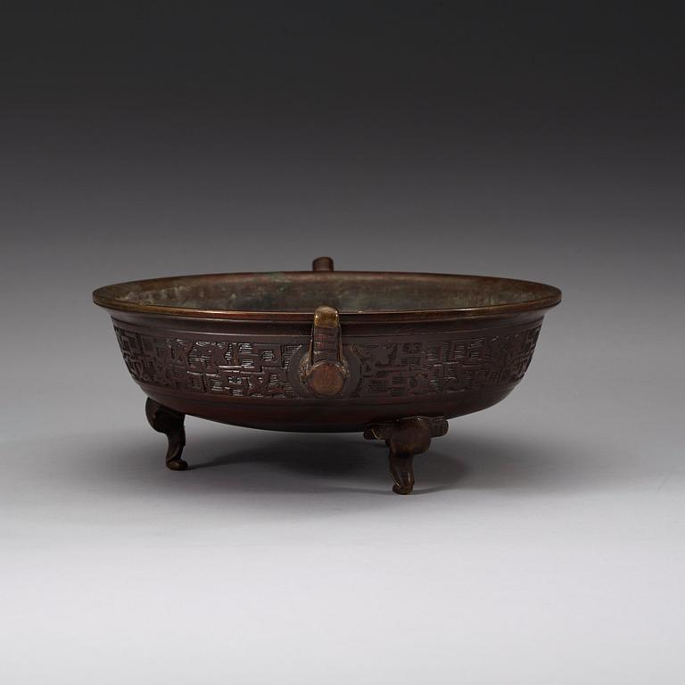 TRIPOD, brons. Qing dynastin (1644-1912), med Xuande sex karaktärers märke.