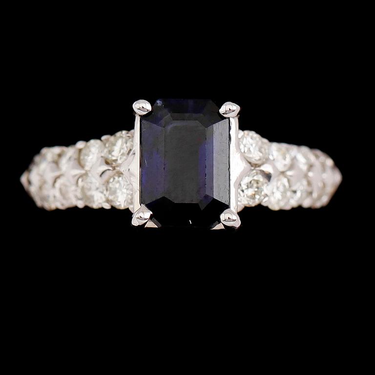 RING, 14 k guld, blå safir ca 1.55 ct, briljantslipade diamanter tot ca 0.60 ct.