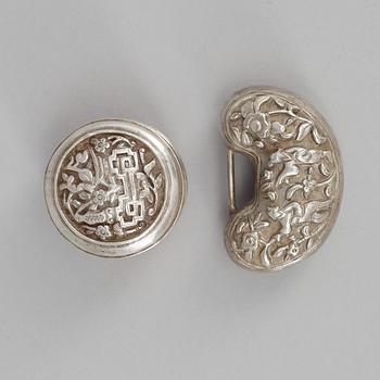 ASK samt LYCKOHÄNGE, silver, omkring år 1900. Total vikt ca 51 g.