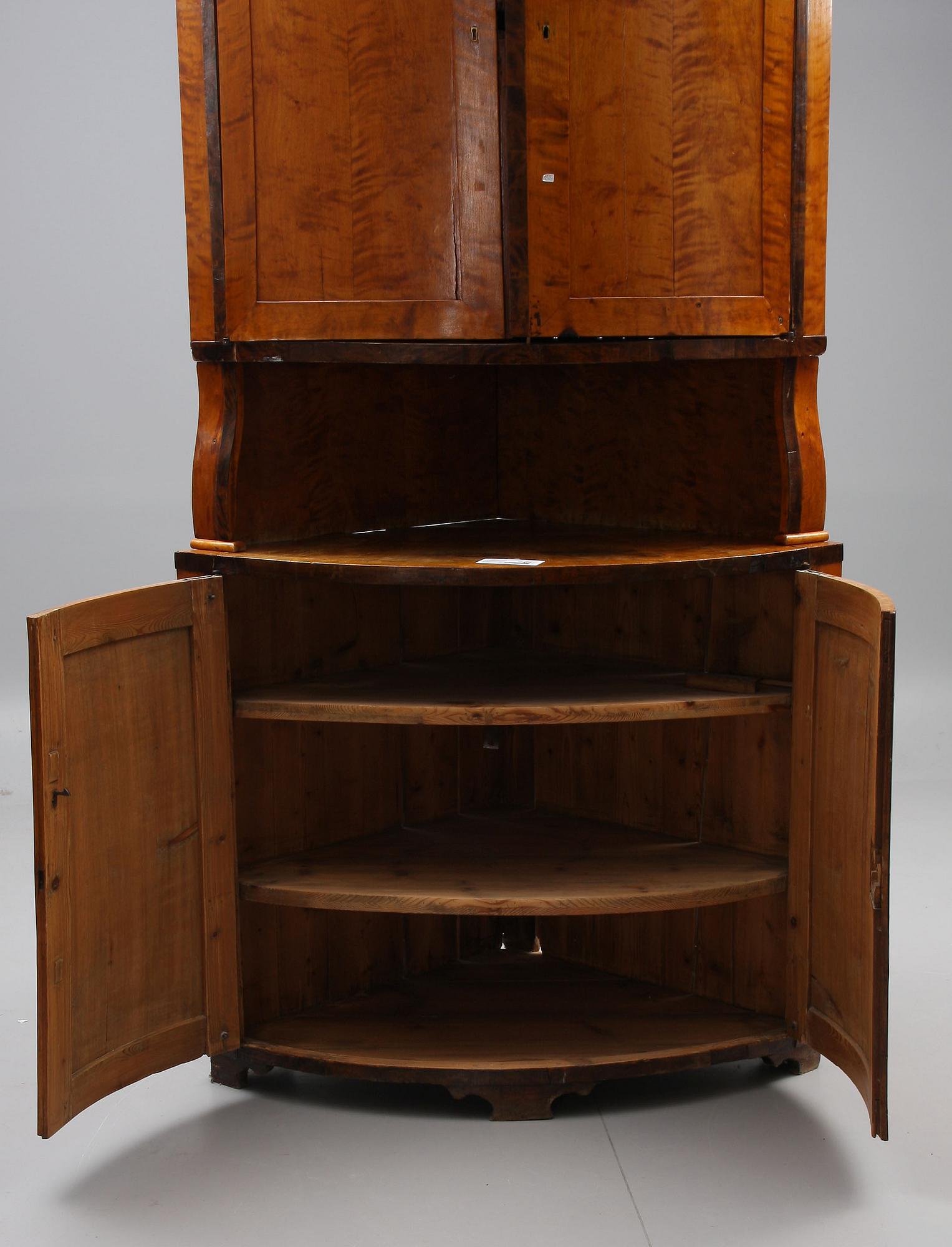 HÖRNSKÅP, 1800-talets andra hälft.