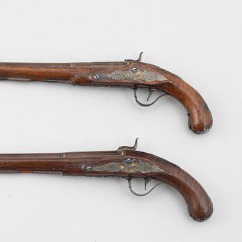 Slaglåspistoler, ett par, ändrade från flintlås,  Nusbaum Stockholm, 1700-talets mitt.