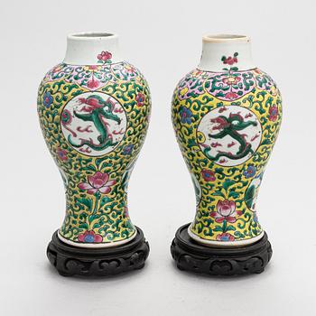 A pair of Chinese porcelain urns from late Qing, circa 1900.