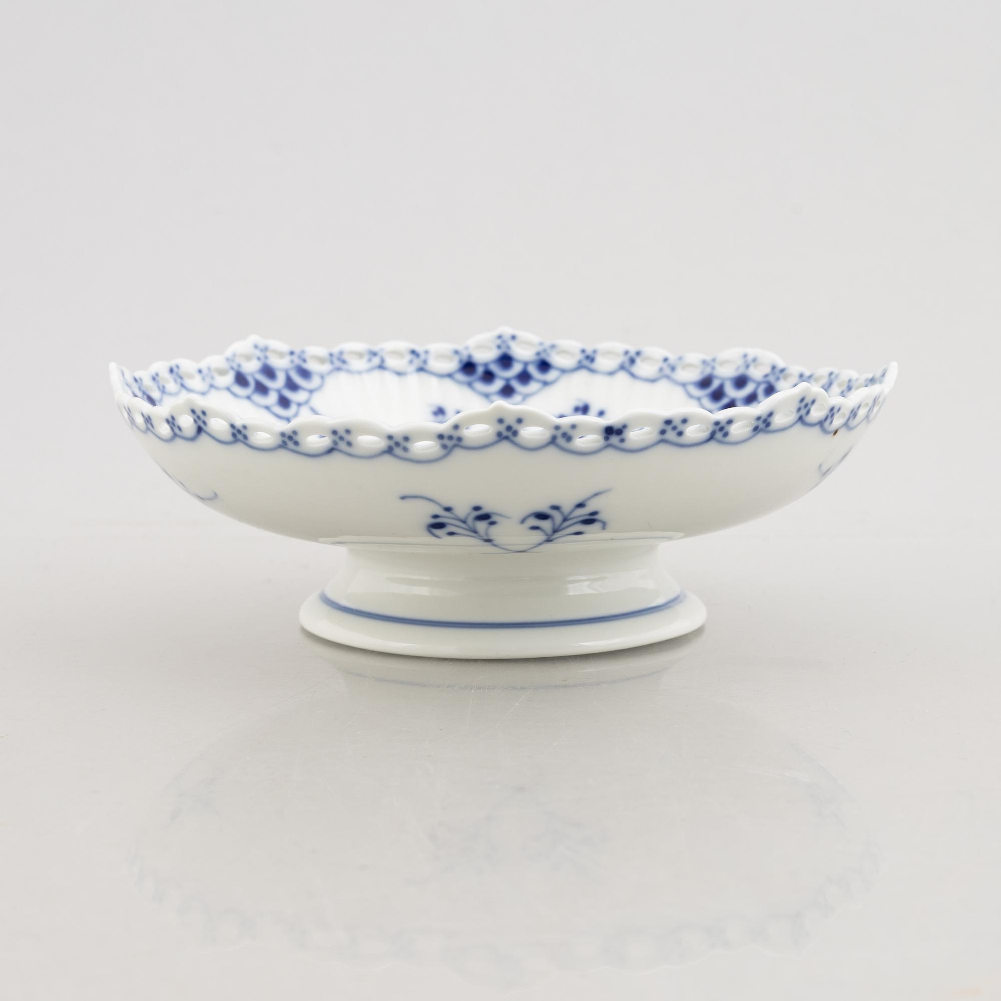 Royal Copenhagen, fat, 3 st, porslin, "Musselmalet", helblonde, Danmark.