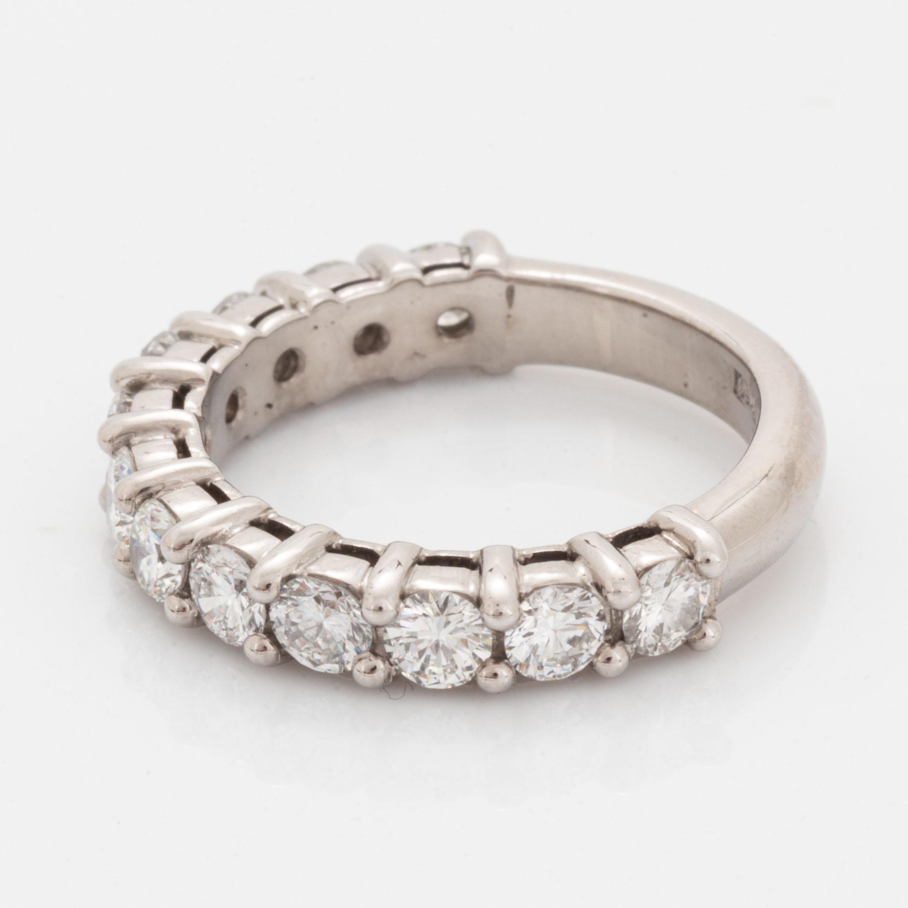 Ring 18K gold set with round brilliant-cut diamonds.