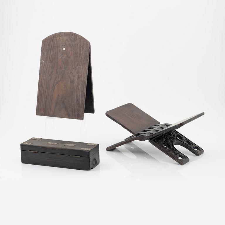 Ask med lock, koranställ samt brevhållare, trä. Indonesien, Jakarta, 1900-tal.