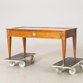 Coffee table/Display table Louis XVI style, second half of the 20th century.