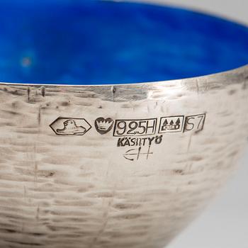 SKÅL, sterlingsilver och emalj, Eva Hidström, Kultakeskus, Tavastehus, 1971. Tot 90g.