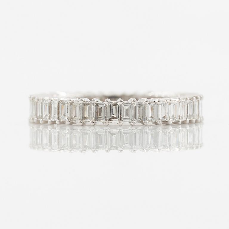 Ring, helallians, 18K vitguld med baguettslipade diamanter.
