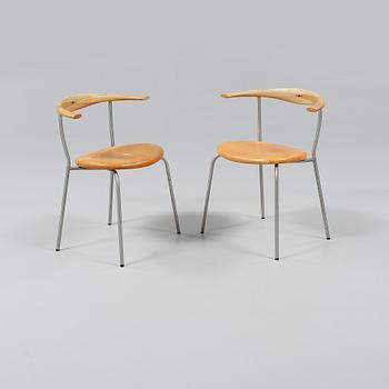 STOLAR, ett par, PP 701, Hans J Wegner, modell formgiven 1965.