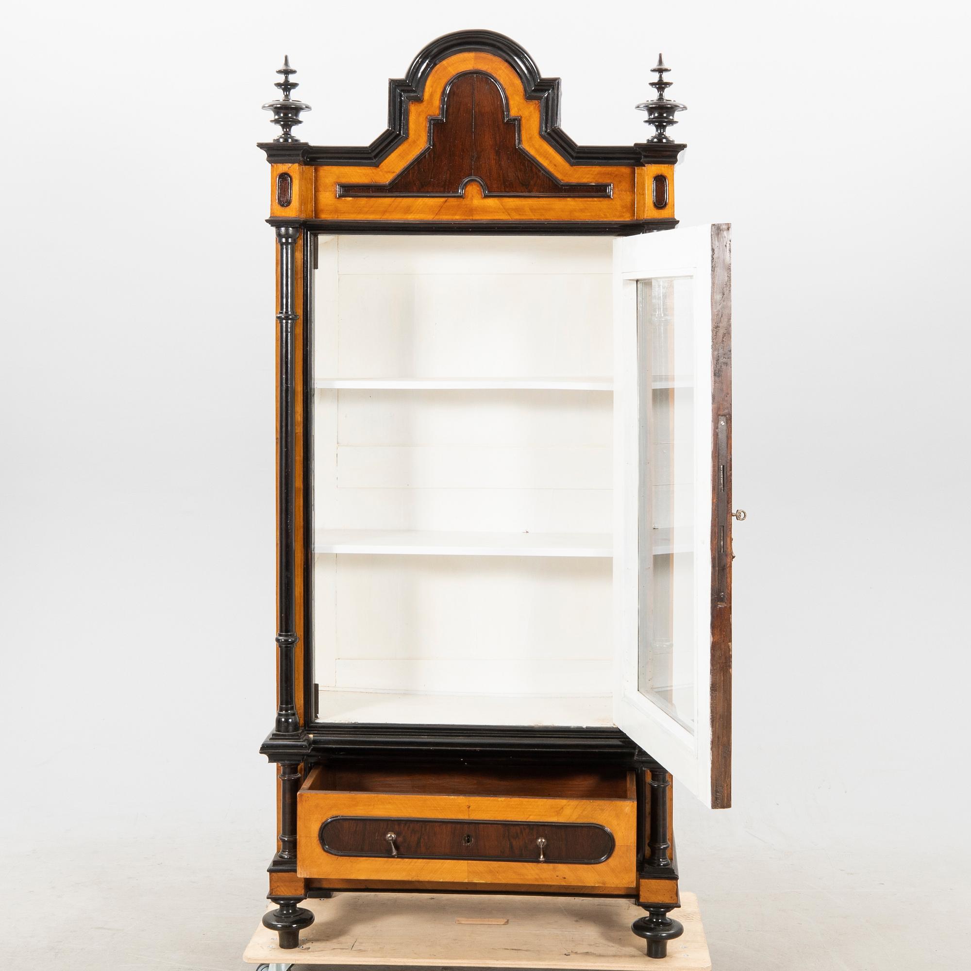 Vitrine cabinet Neo-Renaissance late 19th century.