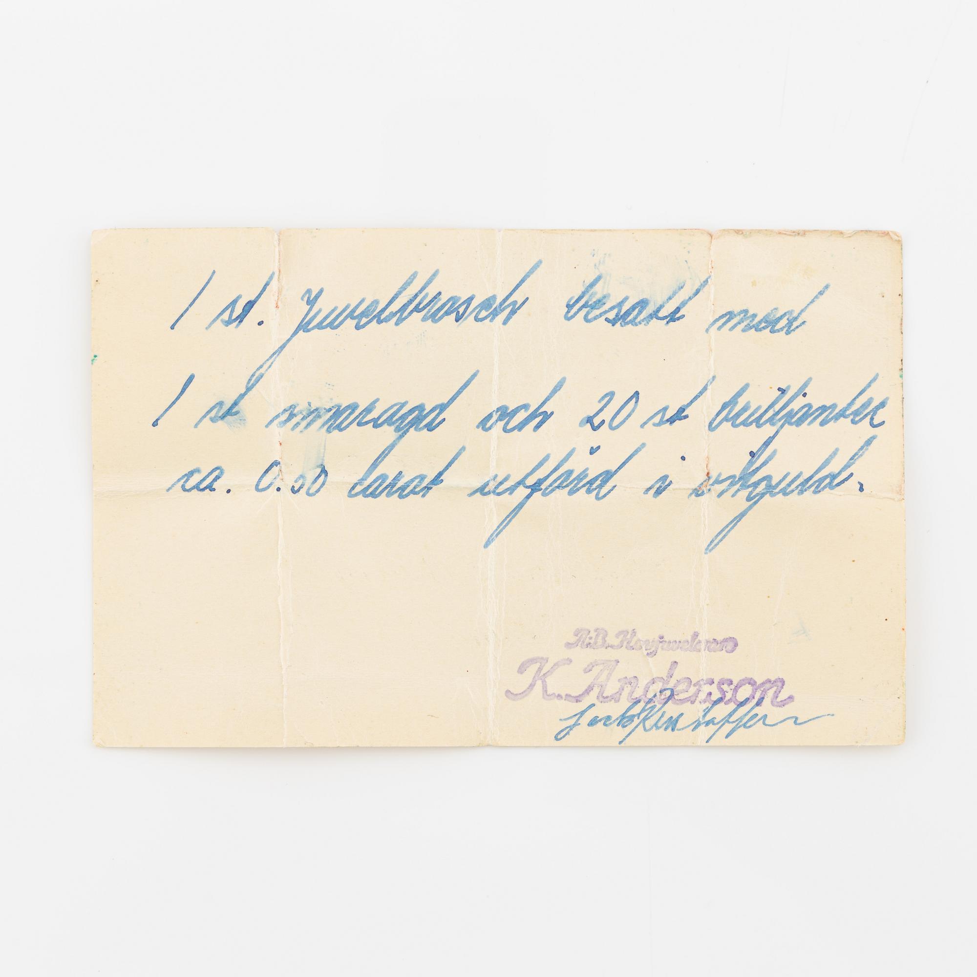 Brosch vitguld med smaragd och  diamanter.