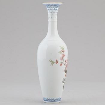 A Chinese eggshell porcelain vase, second half of the 20th century.