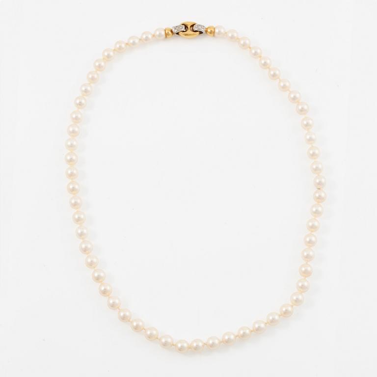 Necklace of cultured pearls, clasp 18K gold with round brilliant-cut diamonds.