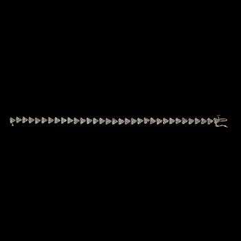 ARMBAND, 14k guld med briljantslipade diamanter tot ca 5 ct. Total vikt ca 13,2 gram.