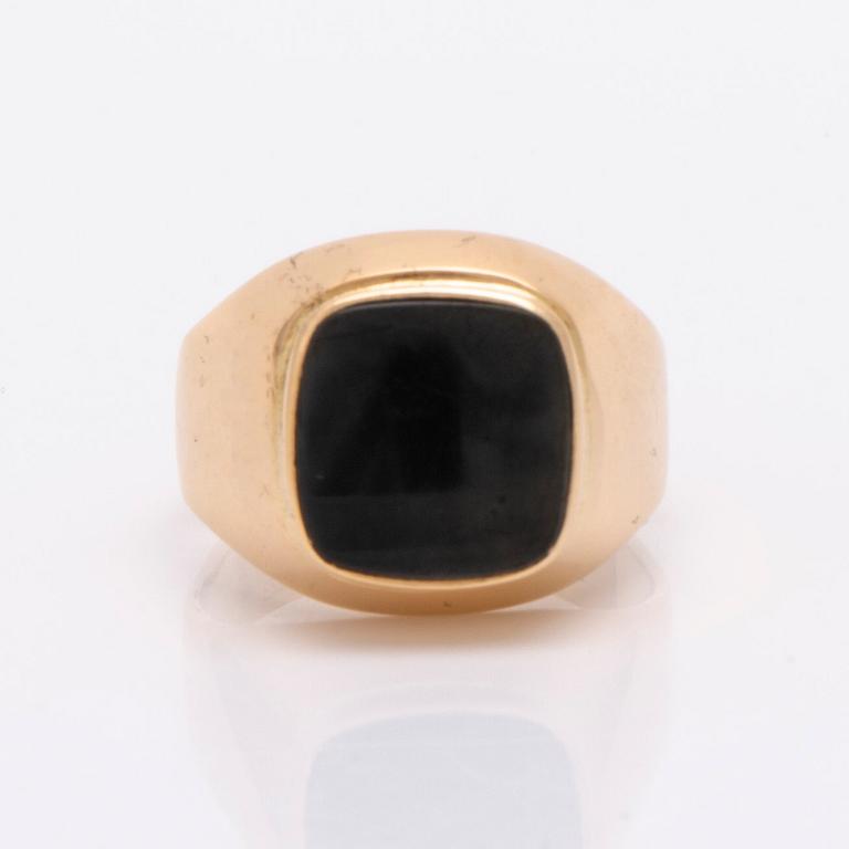 Klackring, 18K guld, onyx ca 10 x 10 mm, total vikt 10,5 g.