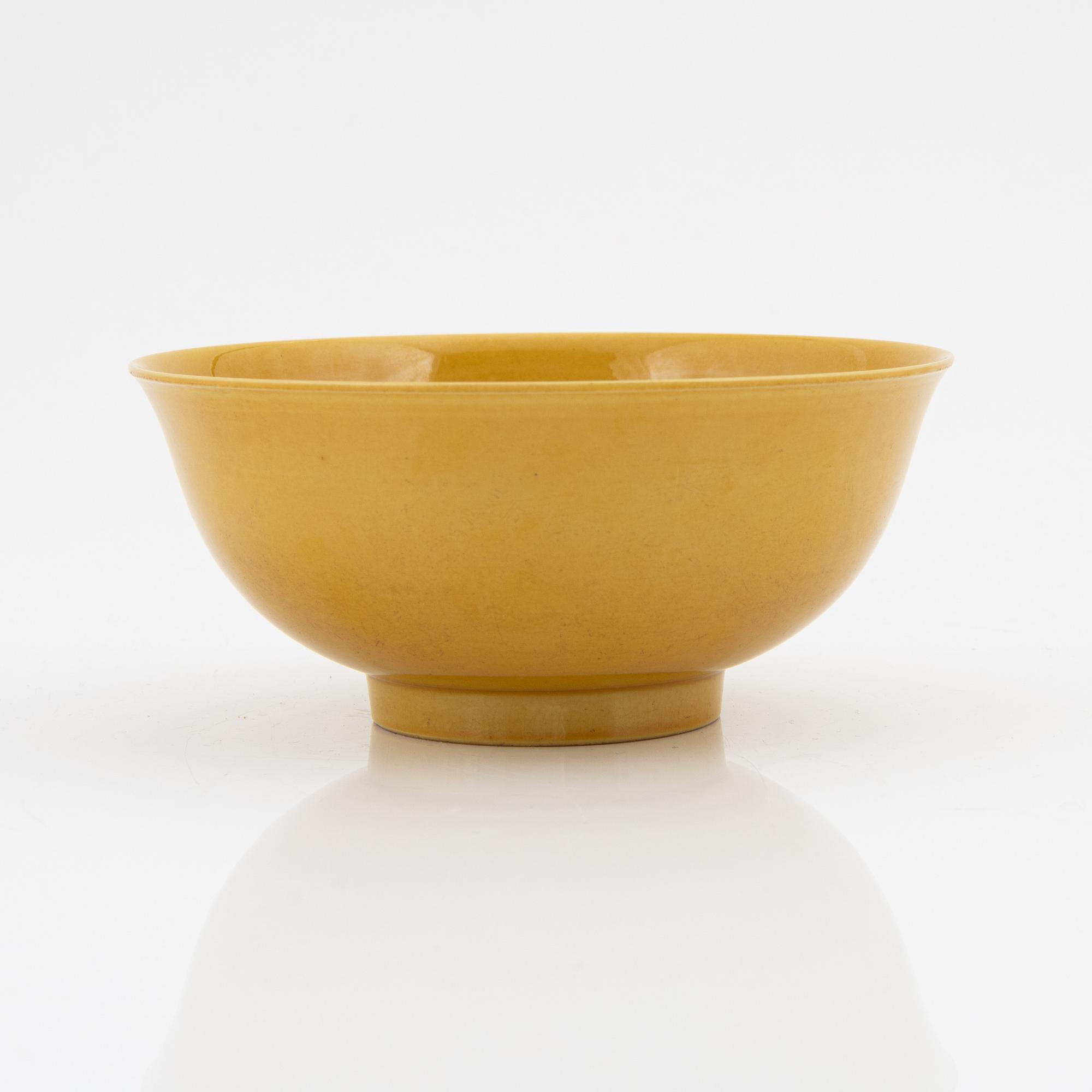 A Chinese yellow bowl, 20th century.