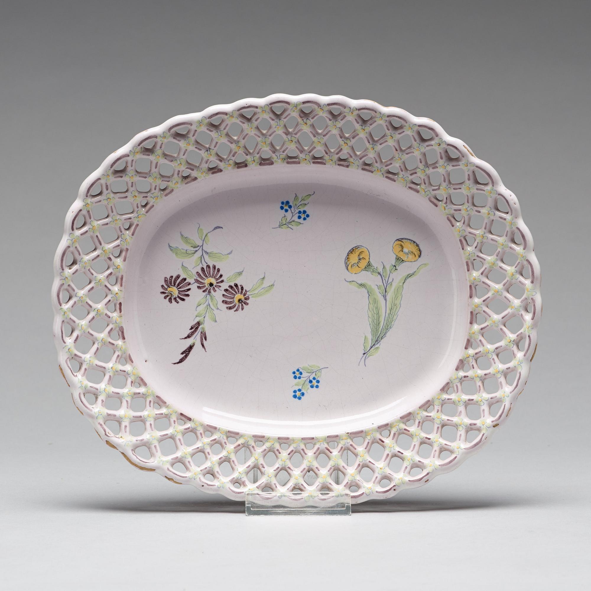 GALLERSKÅL med FAT, fajans. Rörstrand, 1700-tal.