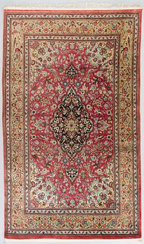 Matto silkkiä Ghom, Keski-Persia, n. 232 x 137 cm.