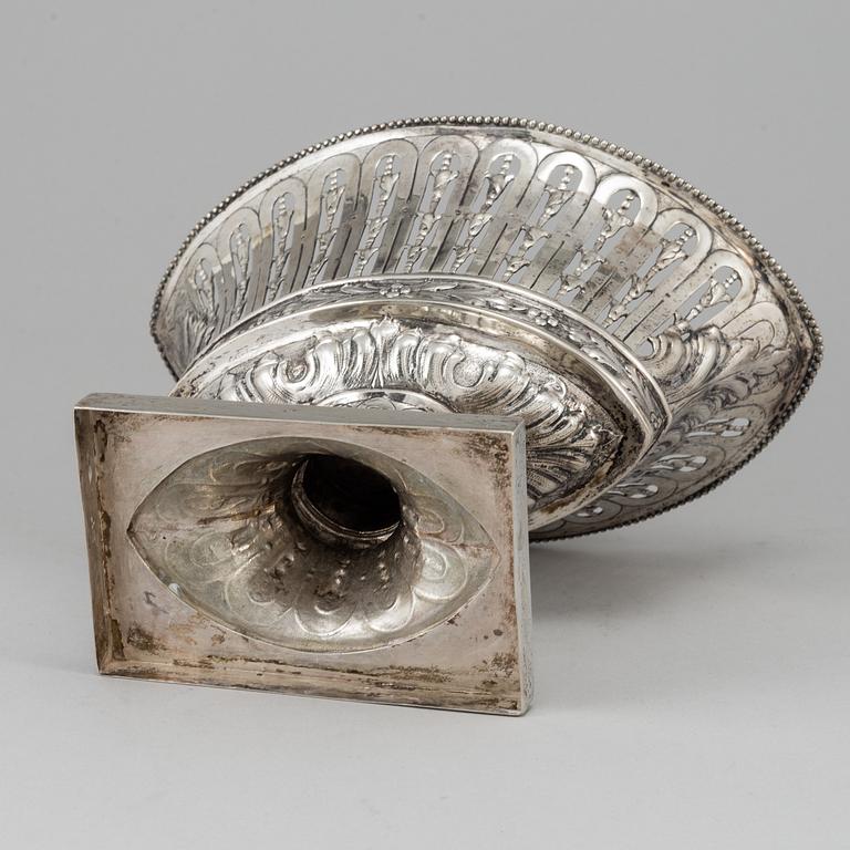 A silver bowl, earlt 20th Century.