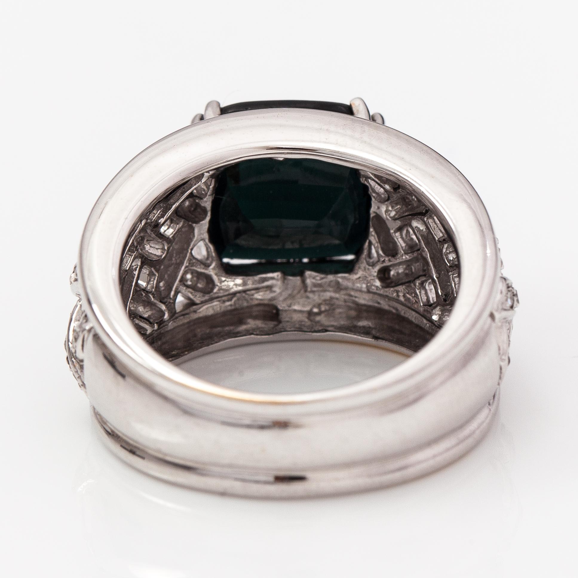 Ring, 14K vitguld, mörk grön turmalin ca 7.38 ct och diamanter ca 0.42 ct tot enligt certifikat.
