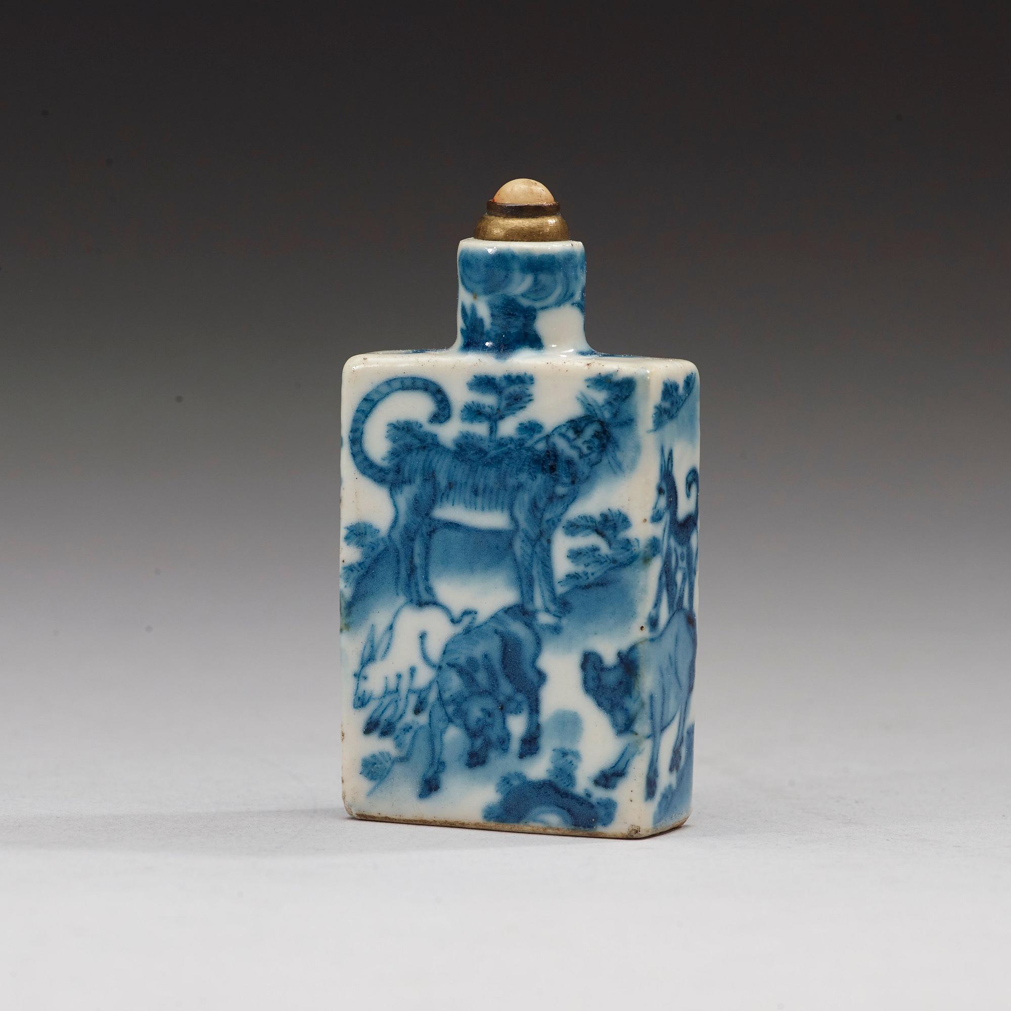 A blue and white snuffbottel, Qing dynasty, 18th century.