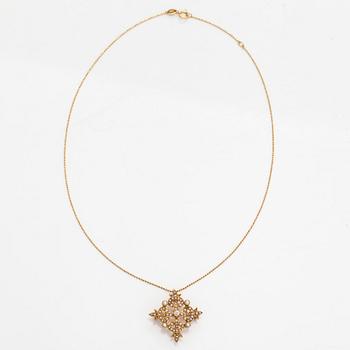 Rintaneula/riipus, kultaa siemenhelmet ja vanhahiontainen timantti, ketjulla.