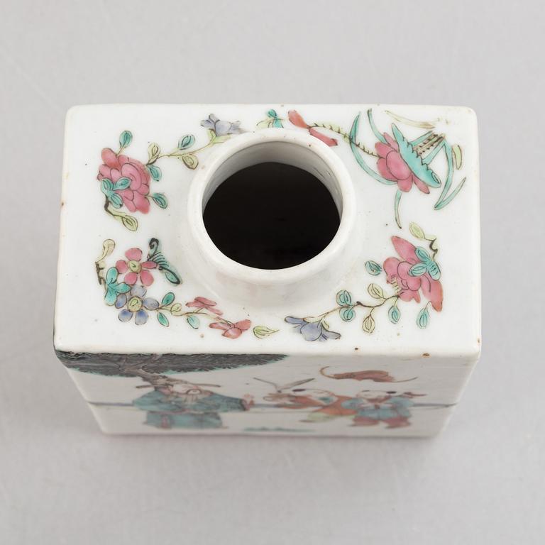 A famille rose tea caddy, Qing dynasty, 19th century.