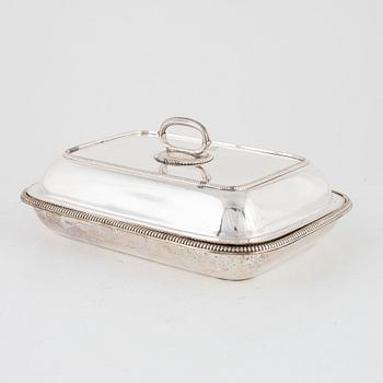 A pair of silver plated serving dishes with covers, first half of the 20th Century.