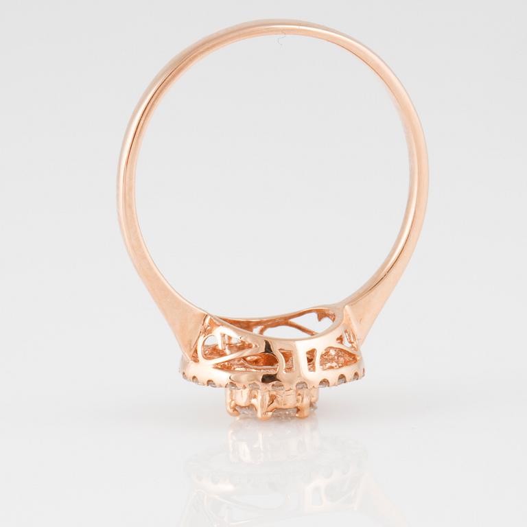 RING, 18K roséguld med baguette och briljantslipade diamanter ca 0.45 ct Vikt 2,1 gram.