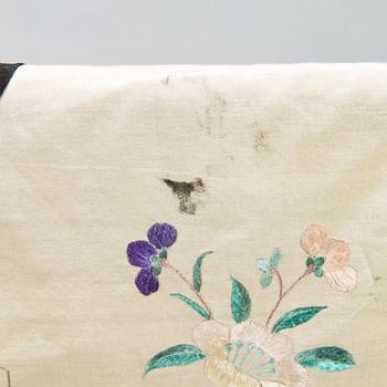 TAKKI, kirjailtua silkkiä, Kiina 1900-luku.