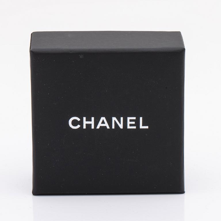 Chanel earrings, metal and costume pearls, approx 1,5 x 4 cm, original case and box.