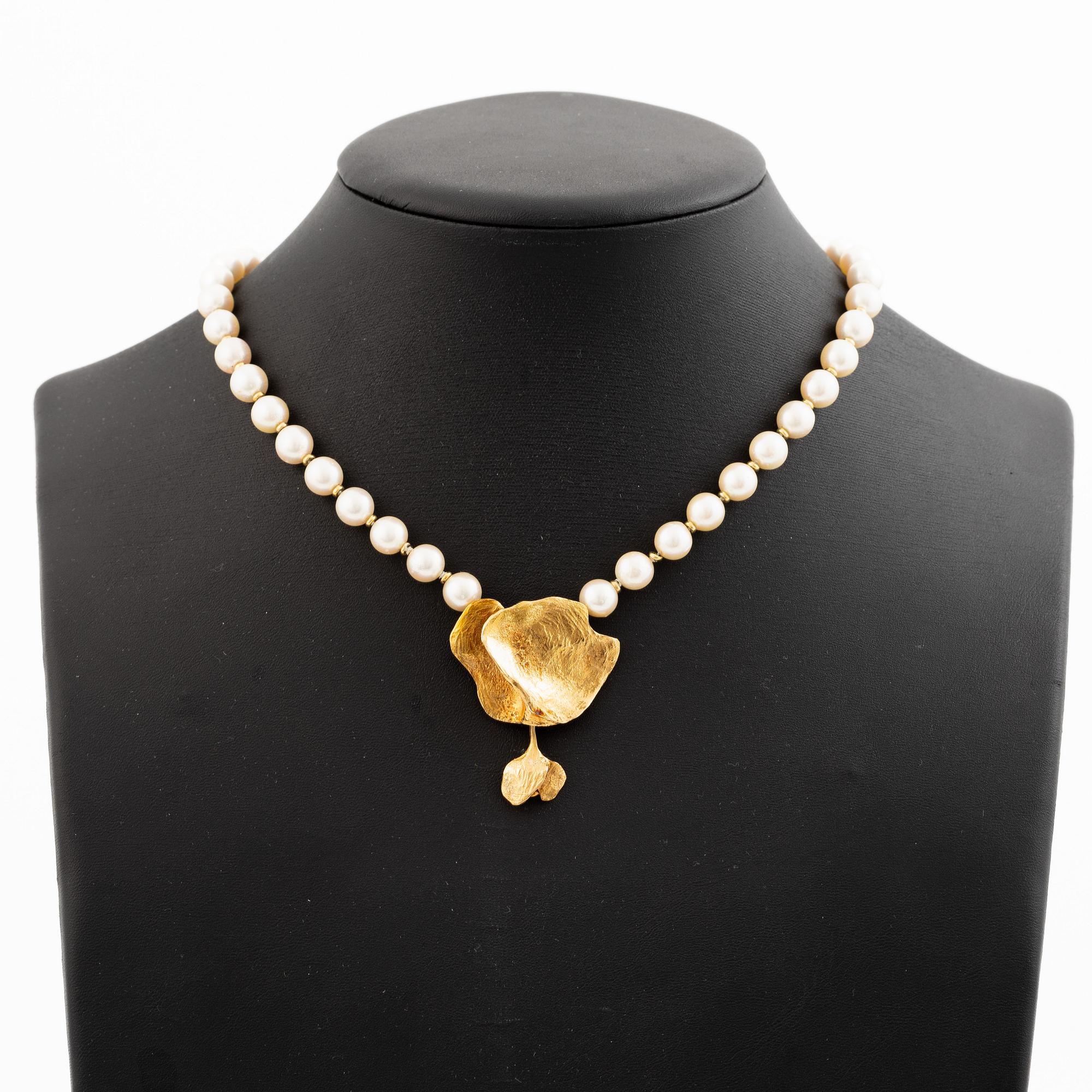 Collier med hänge/lås Ole Lynggaard 18K guld med odlade pärlor.