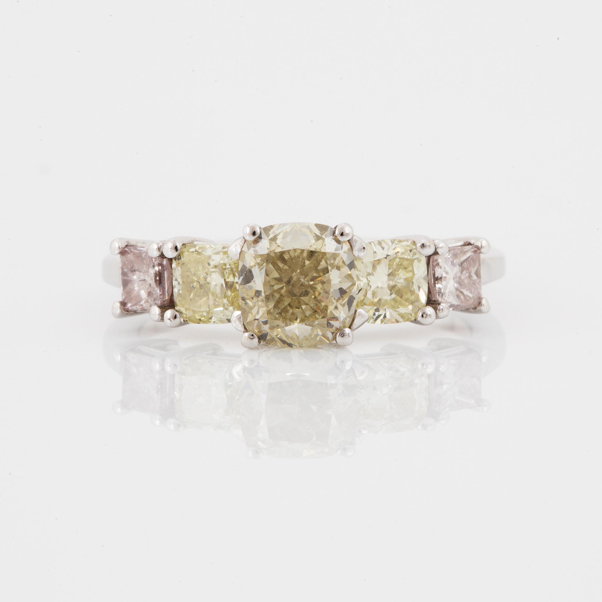 RING, med diamanter, mittsten 1,24 ct med GIA certifikat.