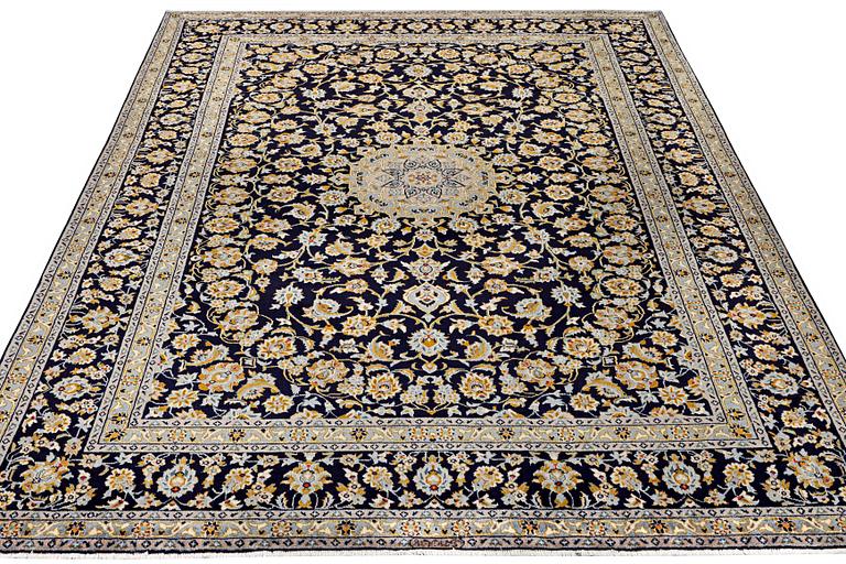 A Kashan carpet, a. 365 x 249 cm.