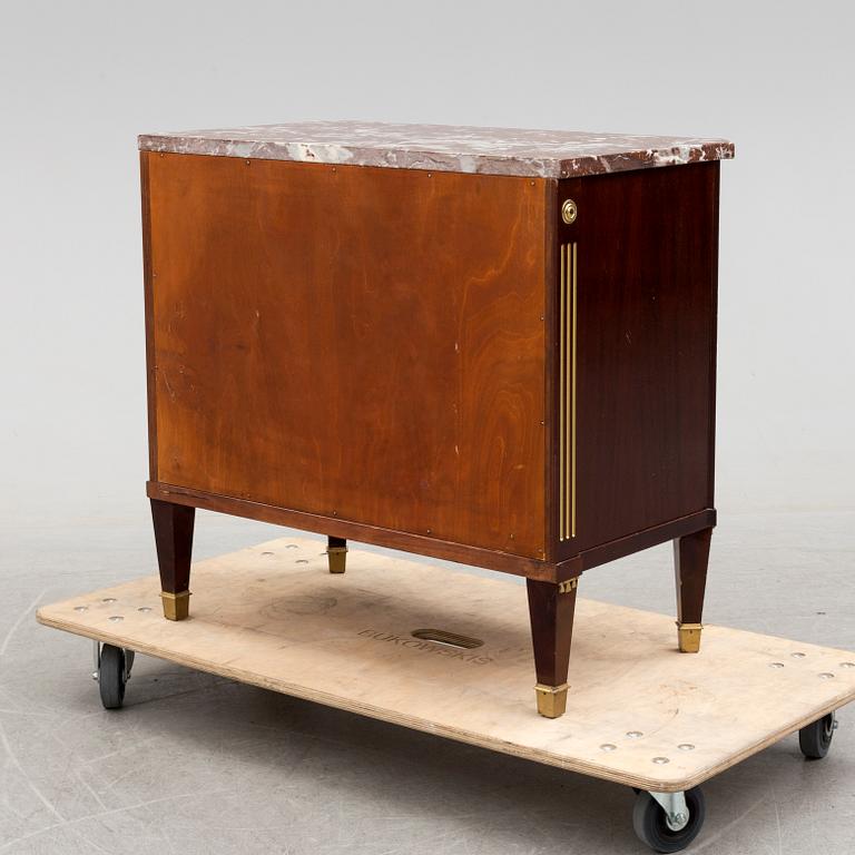 BYRÅ, gustaviansk stil, 1900-tal.