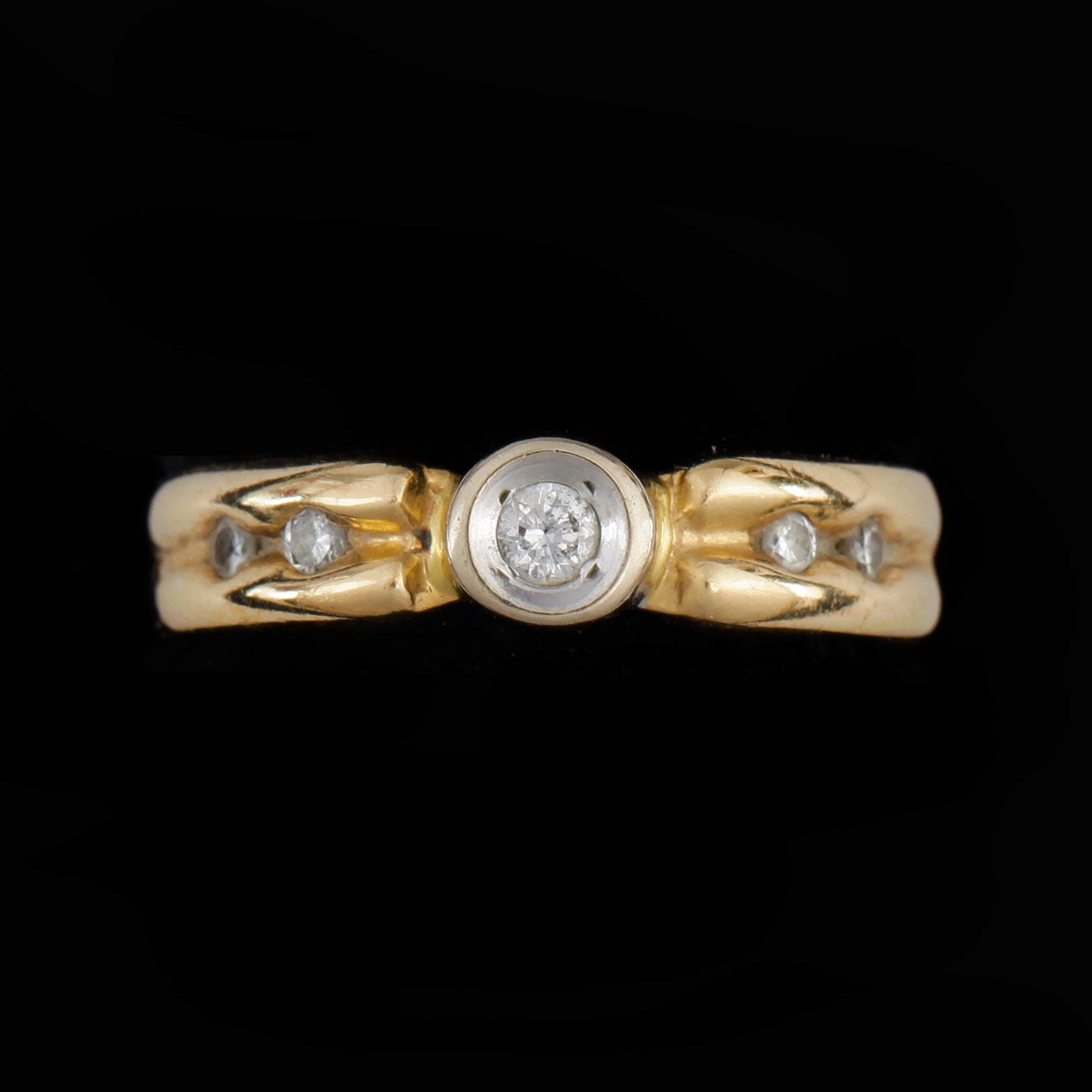 RING, 18k guld med 5 briljantslipade diamanter, tot ca 0,09 ct. Vikt ca 3 gram.