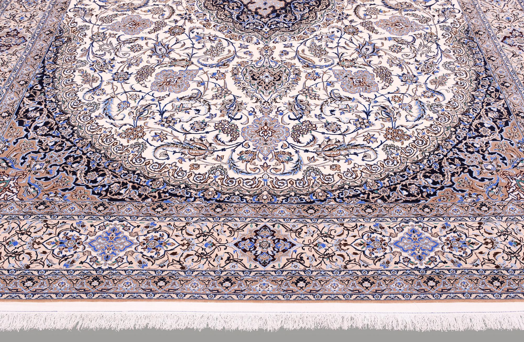 Nain part silk, 6LAA, signed, ca 392 x 300 cm.