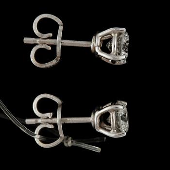 ÖRHÄNGEN, ett par, 18k vitguld med briljantslipade diamanter tot ca 0,8 ct. Vikt ca 2 gram. 2000-tal.