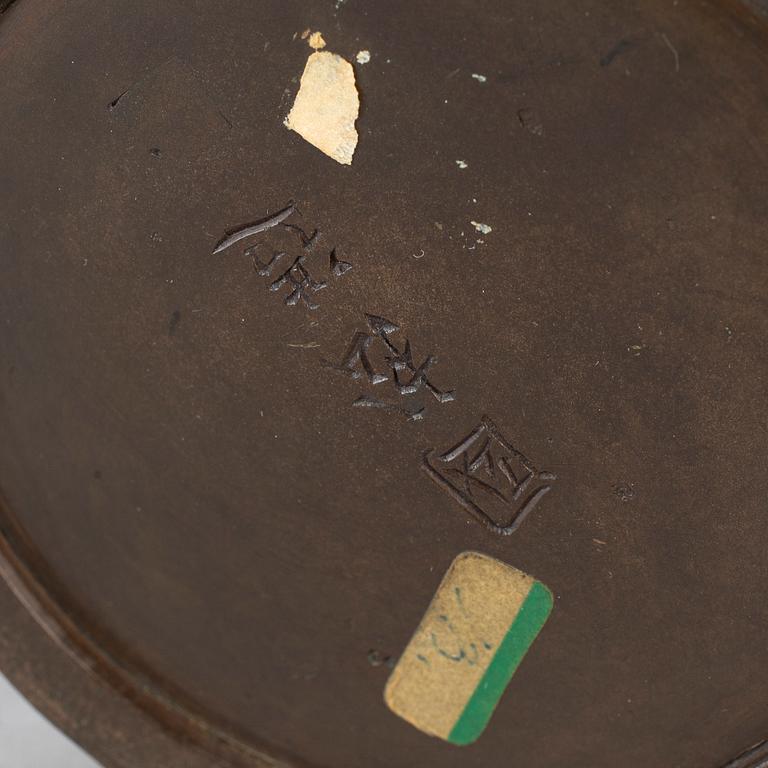 VASER, ett par, samt RÖKELSEKAR, ett par, brons. Japan, Meiji (1868-1912) samt tidigt 1900-tal.