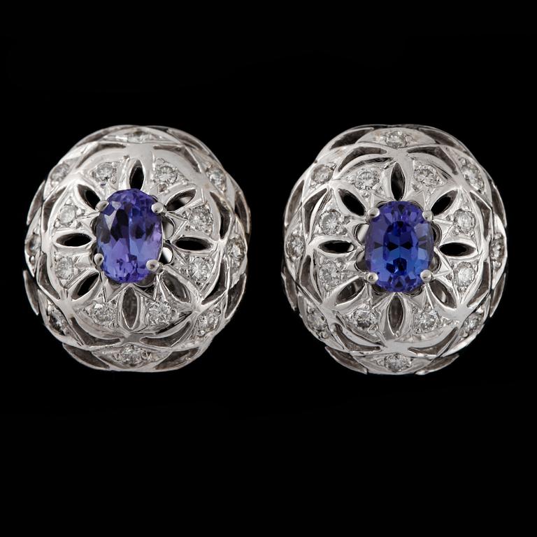 ÖRHÄNGEN, ett par, 14k vitguld med tanzanit och briljantslipade diamanter tot ca 0,25 ct. Tot vikt ca 7 gram.